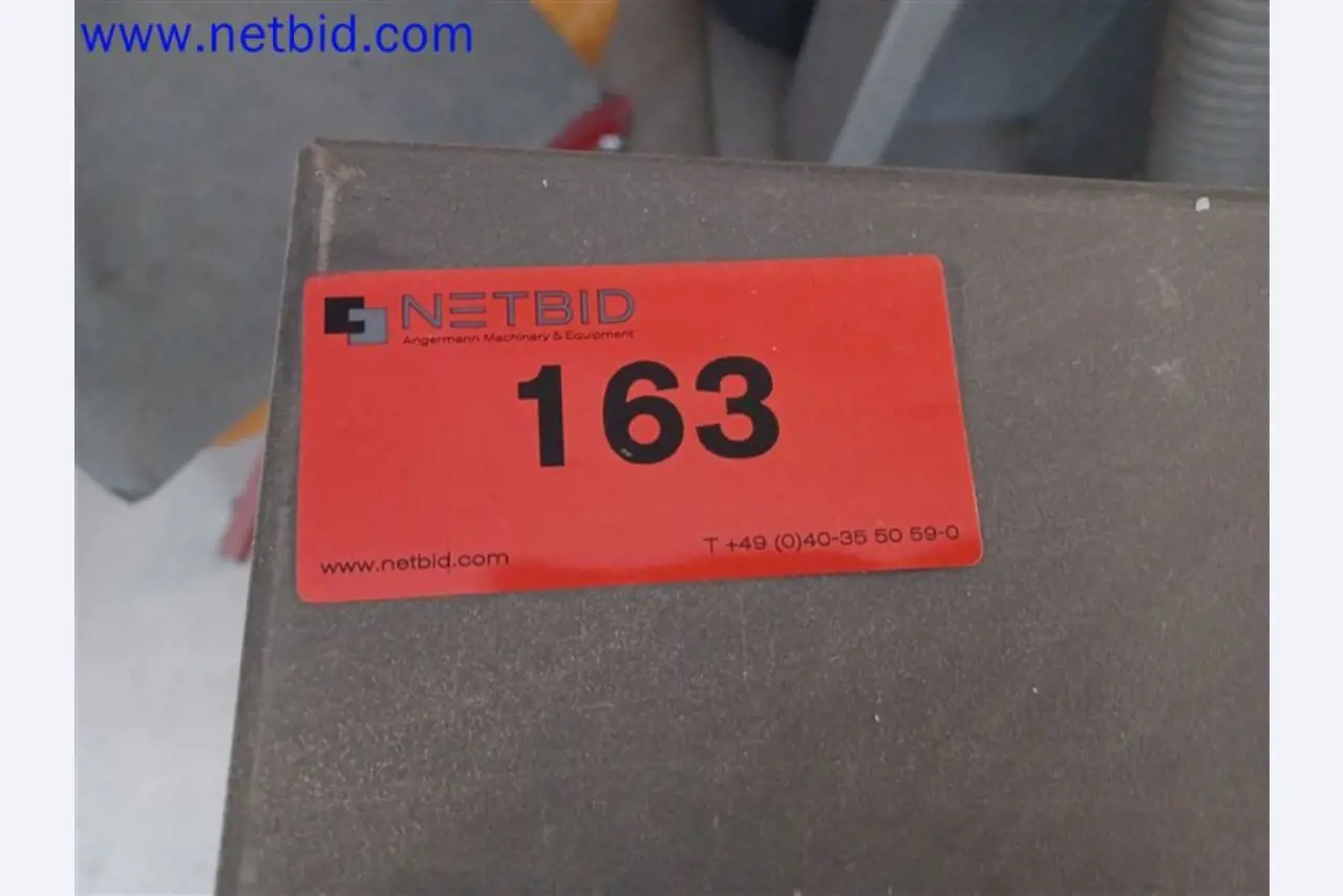 Maszyny, systemy, sprzęt biurowy, akcesoria i części IT firmy zajmującej się inżynierią mechaniczną dla "mikro" maszyn CNC, producenta elementów sterujących i twórcy oprogramowania.-2