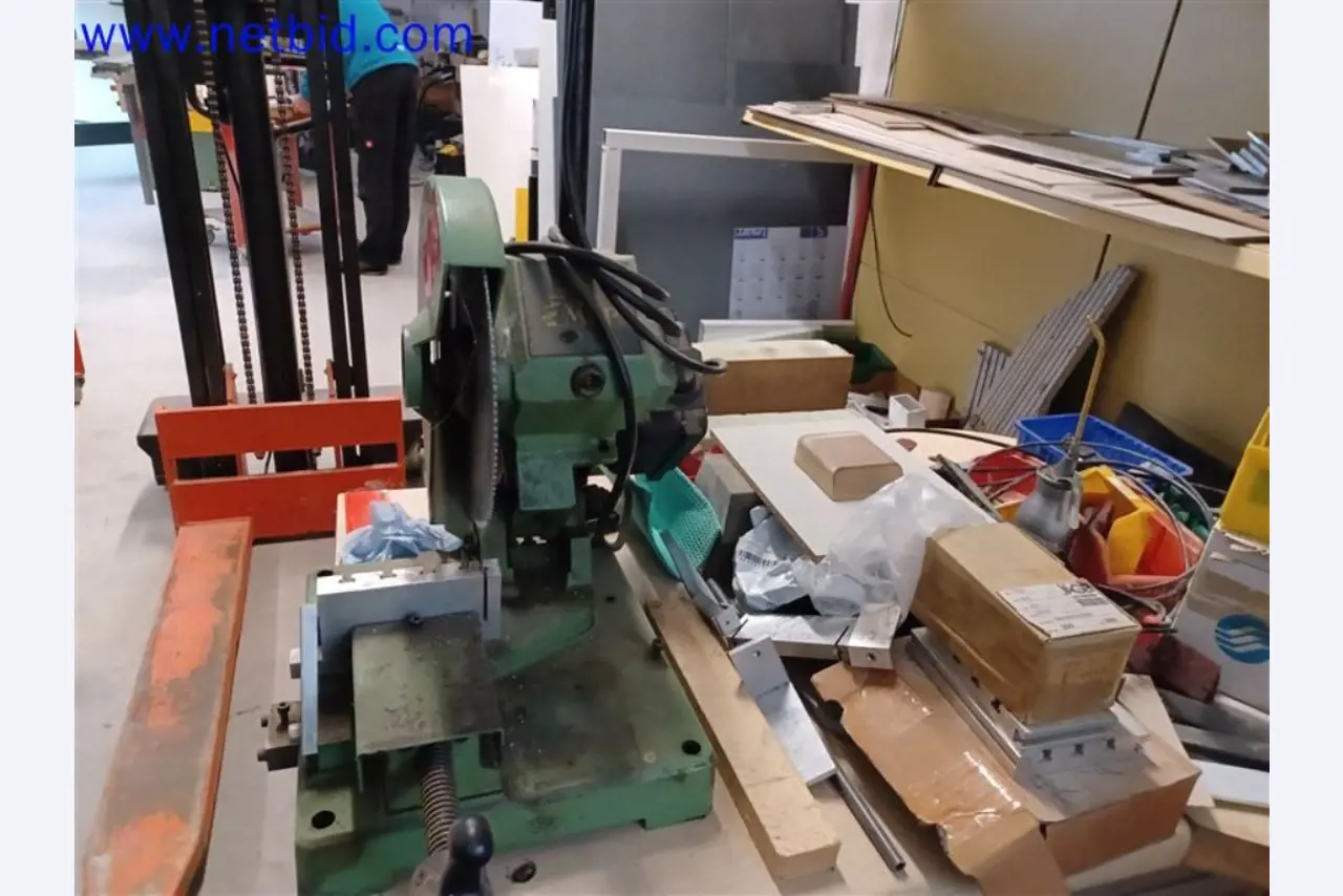 Stroje, systémy, kancelářské vybavení, příslušenství a IT části strojírenské společnosti pro "mikro" CNC stroje, výrobce řídicích prvků a vývojář softwaru.-1