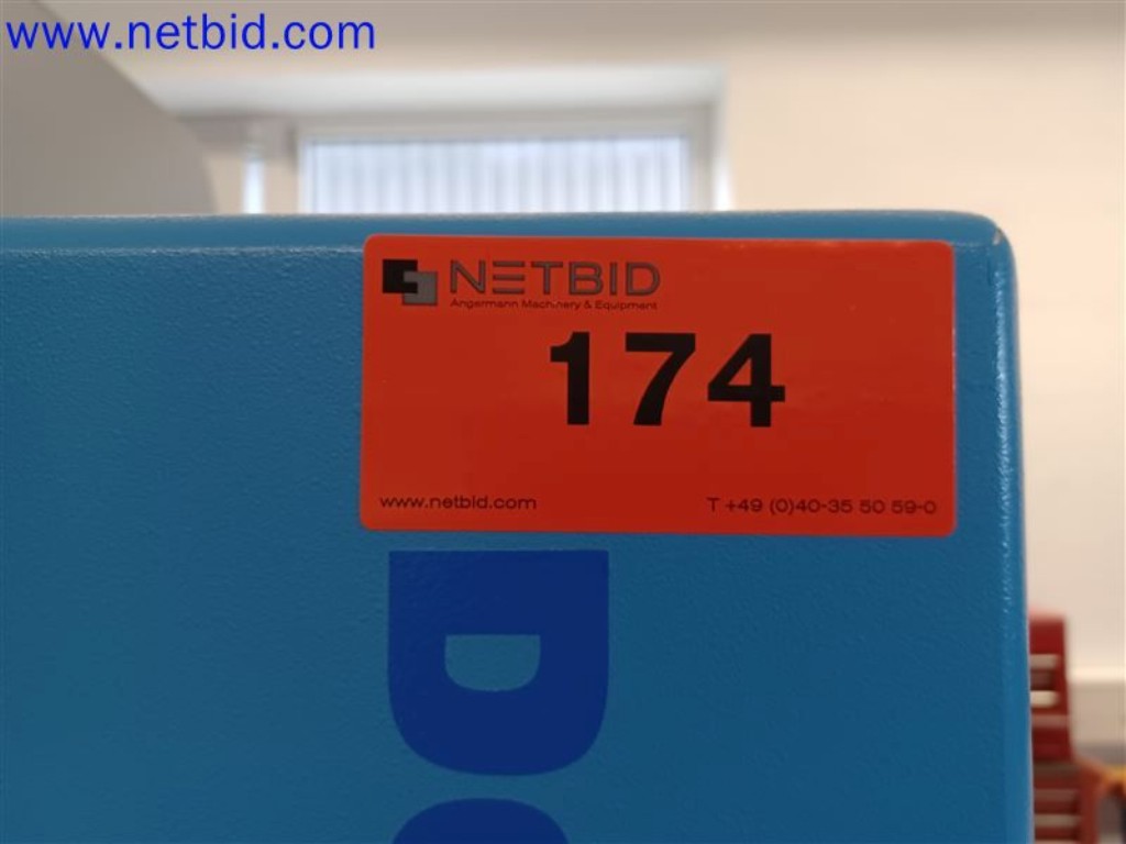 Stroje, systémy, kancelářské vybavení, příslušenství a IT části strojírenské společnosti pro "mikro" CNC stroje, výrobce řídicích prvků a vývojář softwaru.-2