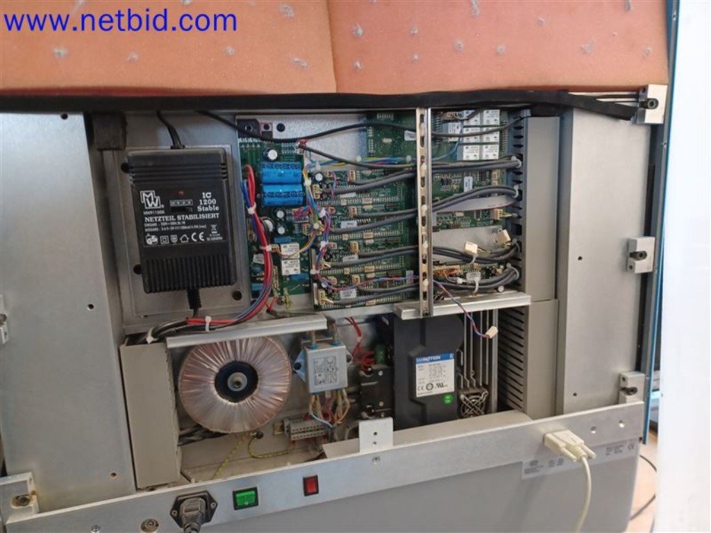 Stroje, systémy, kancelářské vybavení, příslušenství a IT části strojírenské společnosti pro "mikro" CNC stroje, výrobce řídicích prvků a vývojář softwaru.-3