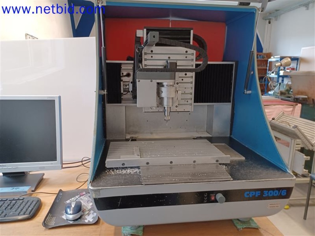 Stroje, systémy, kancelářské vybavení, příslušenství a IT části strojírenské společnosti pro "mikro" CNC stroje, výrobce řídicích prvků a vývojář softwaru.-4