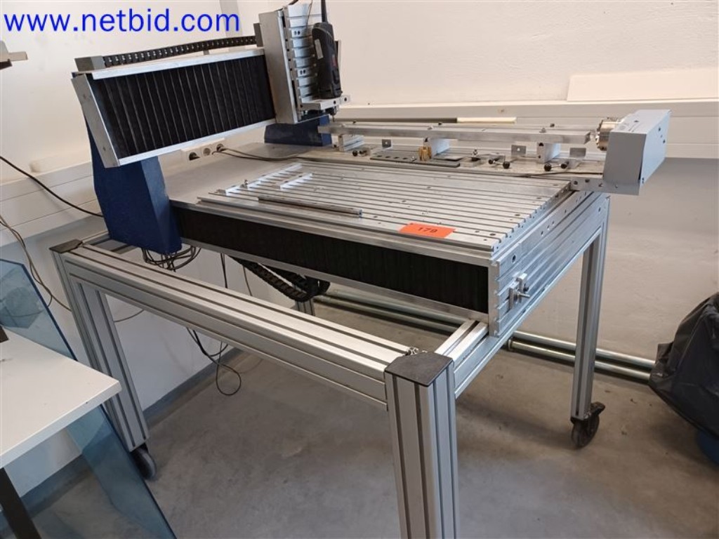 Stroje, systémy, kancelářské vybavení, příslušenství a IT části strojírenské společnosti pro "mikro" CNC stroje, výrobce řídicích prvků a vývojář softwaru.-3