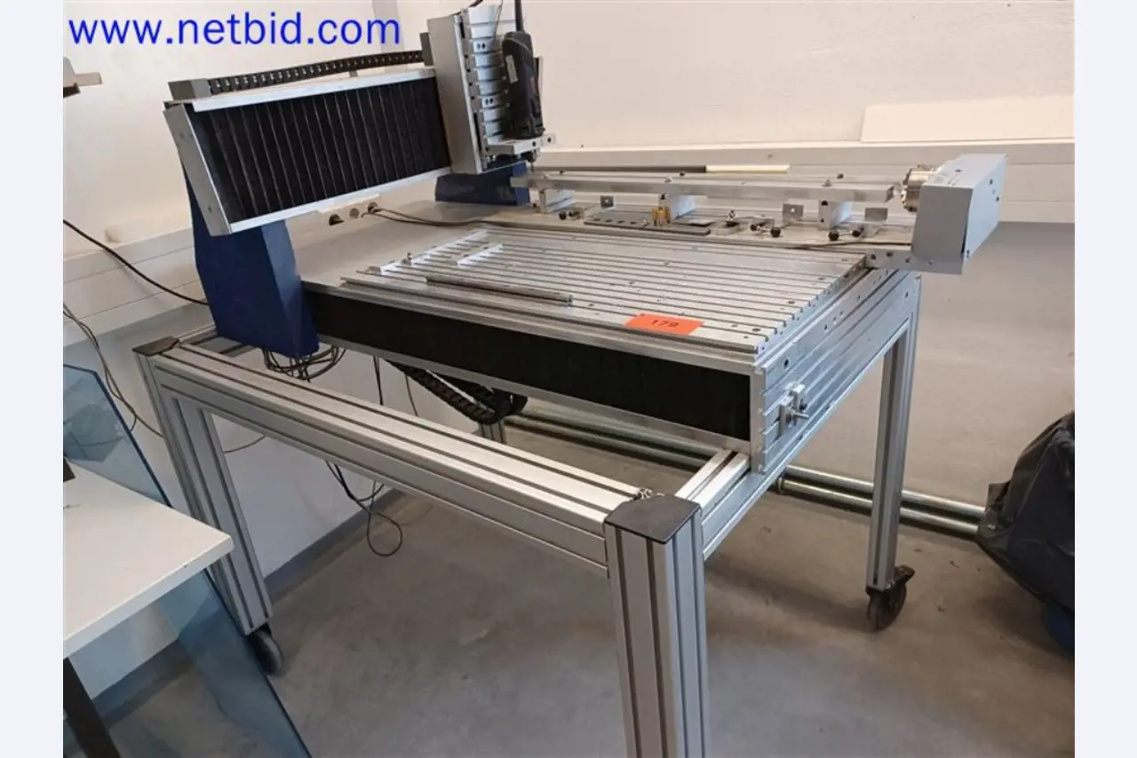 Stroje, systémy, kancelářské vybavení, příslušenství a IT části strojírenské společnosti pro "mikro" CNC stroje, výrobce řídicích prvků a vývojář softwaru.-3