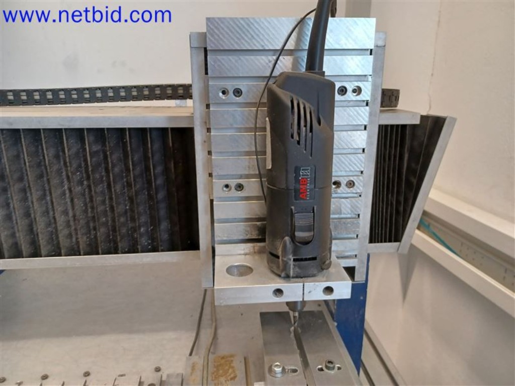 Stroje, systémy, kancelářské vybavení, příslušenství a IT části strojírenské společnosti pro "mikro" CNC stroje, výrobce řídicích prvků a vývojář softwaru.-4