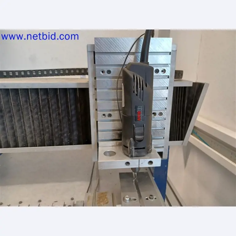 Stroje, systémy, kancelářské vybavení, příslušenství a IT části strojírenské společnosti pro "mikro" CNC stroje, výrobce řídicích prvků a vývojář softwaru.-4