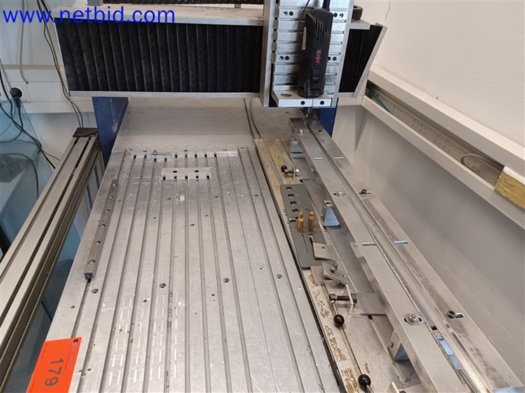 Stroje, systémy, kancelářské vybavení, příslušenství a IT části strojírenské společnosti pro "mikro" CNC stroje, výrobce řídicích prvků a vývojář softwaru.-5