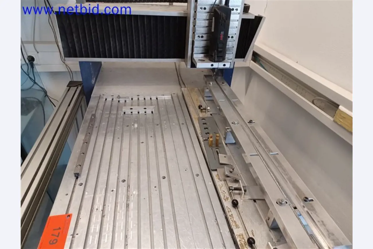 Stroje, systémy, kancelářské vybavení, příslušenství a IT části strojírenské společnosti pro "mikro" CNC stroje, výrobce řídicích prvků a vývojář softwaru.-5