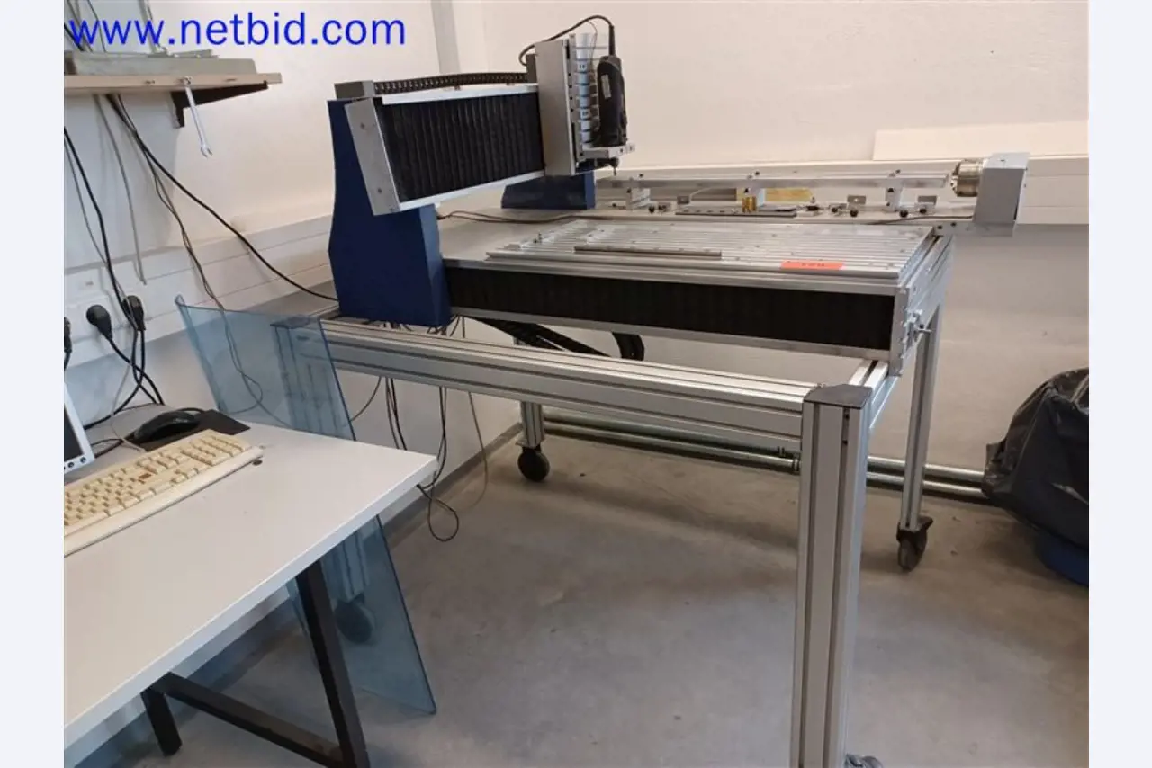 Stroje, systémy, kancelářské vybavení, příslušenství a IT části strojírenské společnosti pro "mikro" CNC stroje, výrobce řídicích prvků a vývojář softwaru.-1