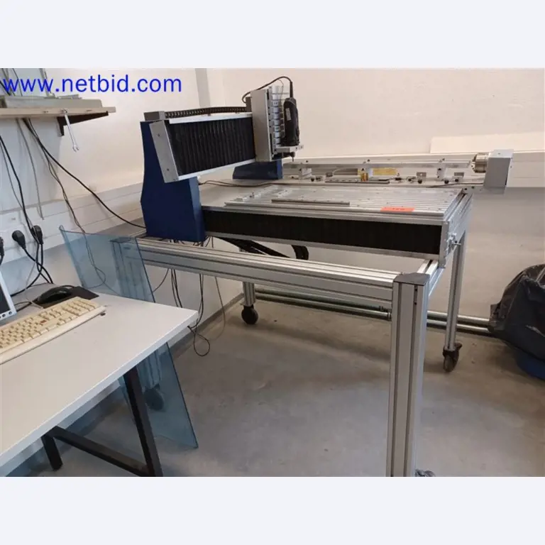 Stroje, systémy, kancelářské vybavení, příslušenství a IT části strojírenské společnosti pro "mikro" CNC stroje, výrobce řídicích prvků a vývojář softwaru.-1