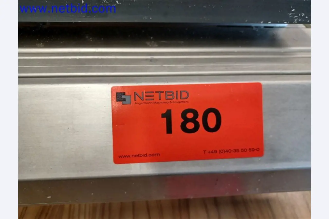 Stroje, systémy, kancelářské vybavení, příslušenství a IT části strojírenské společnosti pro "mikro" CNC stroje, výrobce řídicích prvků a vývojář softwaru.-2