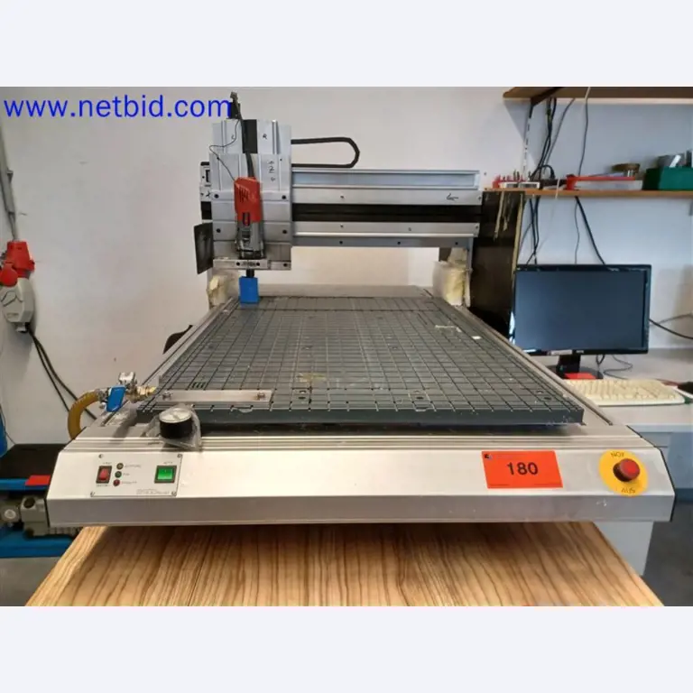 Stroje, systémy, kancelářské vybavení, příslušenství a IT části strojírenské společnosti pro "mikro" CNC stroje, výrobce řídicích prvků a vývojář softwaru.-1