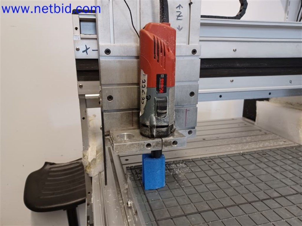 Stroje, systémy, kancelářské vybavení, příslušenství a IT části strojírenské společnosti pro "mikro" CNC stroje, výrobce řídicích prvků a vývojář softwaru.-4