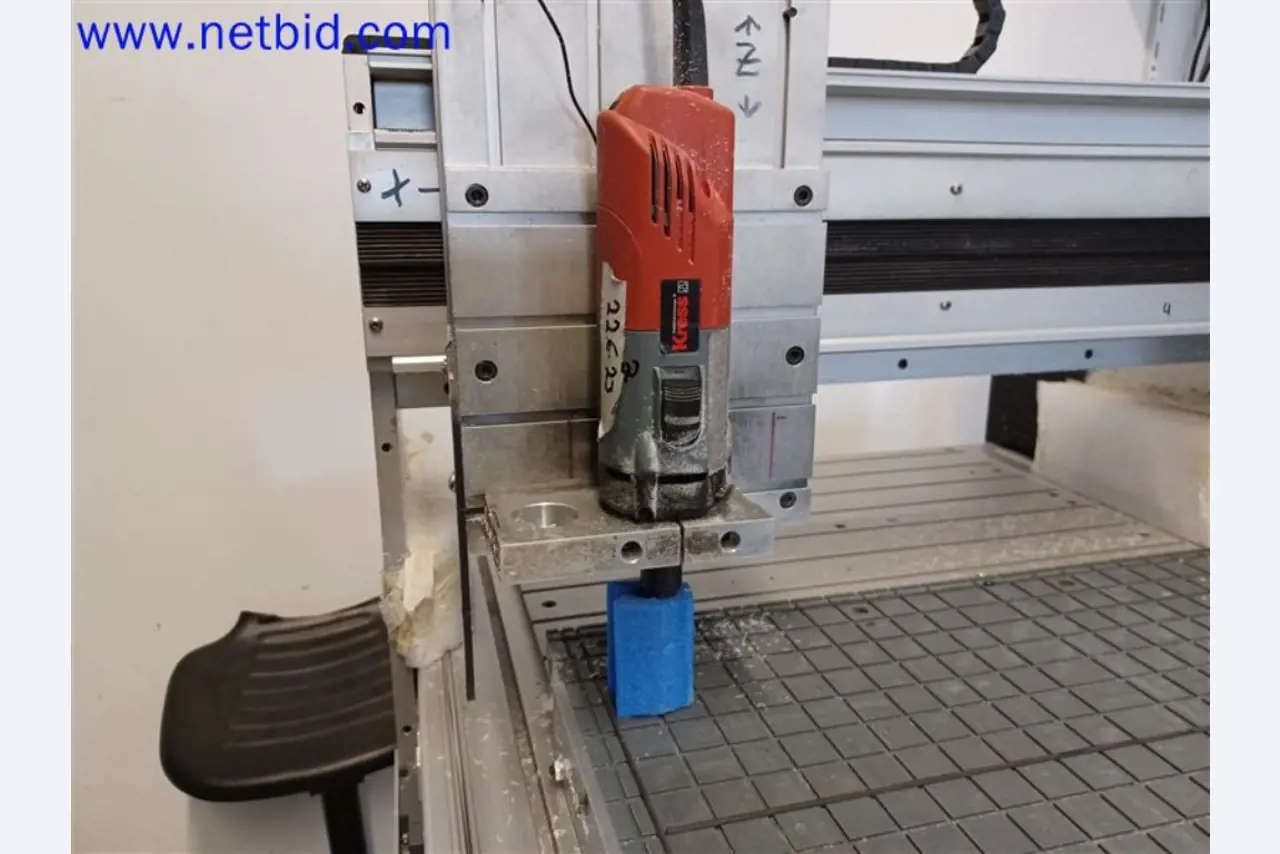 Stroje, systémy, kancelářské vybavení, příslušenství a IT části strojírenské společnosti pro "mikro" CNC stroje, výrobce řídicích prvků a vývojář softwaru.-4