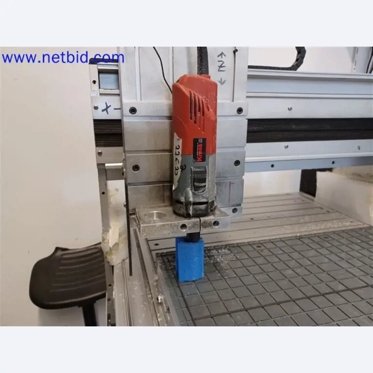 Stroje, systémy, kancelářské vybavení, příslušenství a IT části strojírenské společnosti pro "mikro" CNC stroje, výrobce řídicích prvků a vývojář softwaru.-4