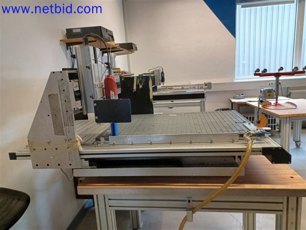 Stroje, systémy, kancelářské vybavení, příslušenství a IT části strojírenské společnosti pro "mikro" CNC stroje, výrobce řídicích prvků a vývojář softwaru.-5