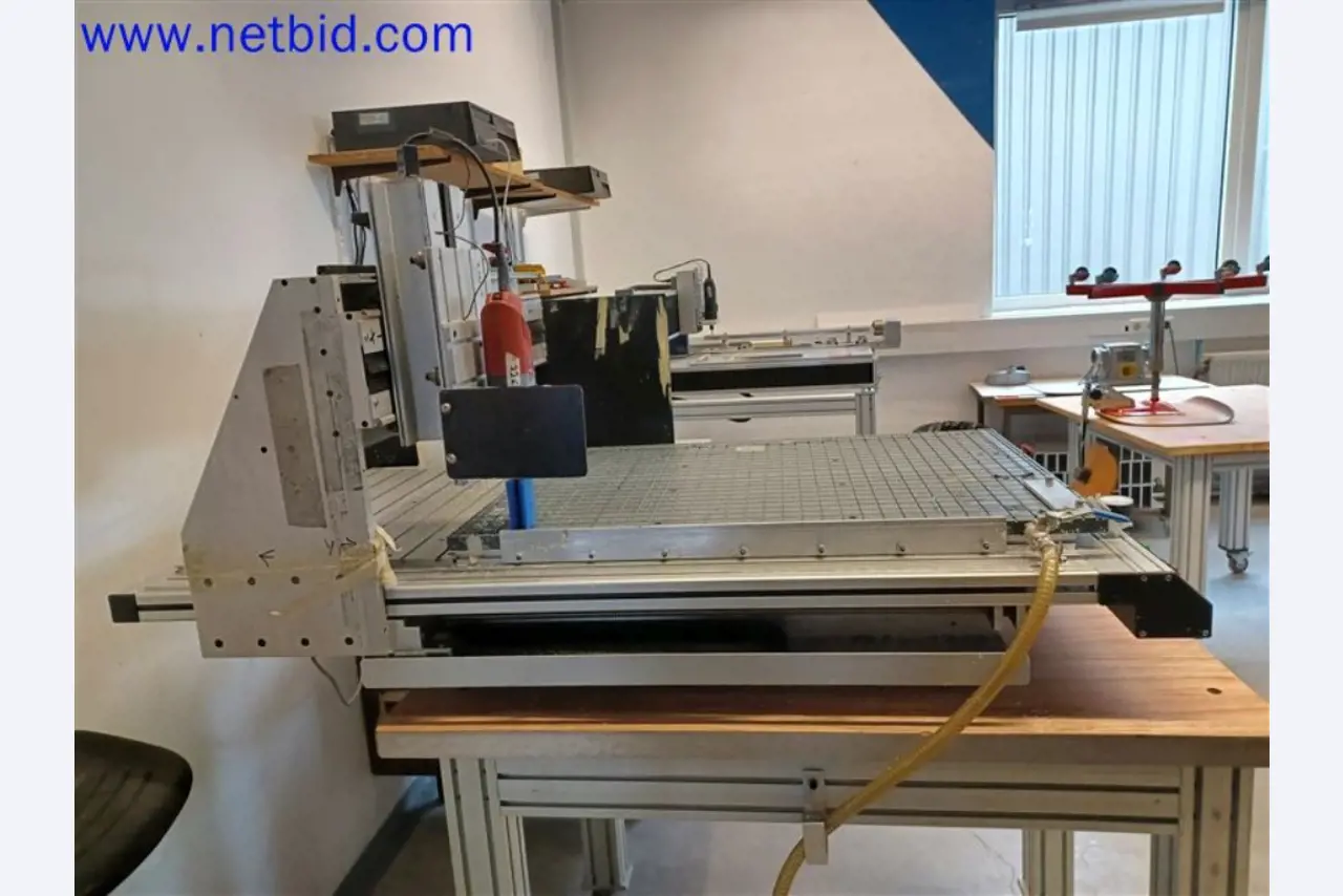 Stroje, systémy, kancelářské vybavení, příslušenství a IT části strojírenské společnosti pro "mikro" CNC stroje, výrobce řídicích prvků a vývojář softwaru.-5