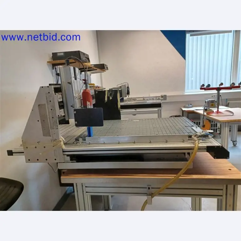 Stroje, systémy, kancelářské vybavení, příslušenství a IT části strojírenské společnosti pro "mikro" CNC stroje, výrobce řídicích prvků a vývojář softwaru.-5