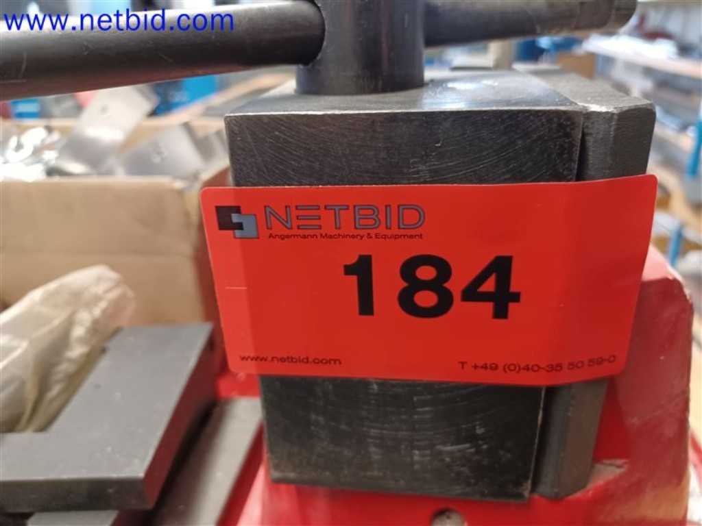 Stroje, systémy, kancelářské vybavení, příslušenství a IT části strojírenské společnosti pro "mikro" CNC stroje, výrobce řídicích prvků a vývojář softwaru.-2