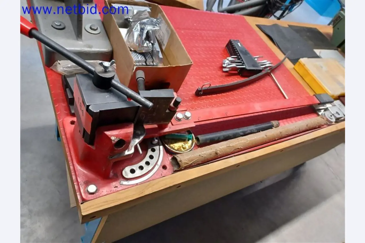 Stroje, systémy, kancelářské vybavení, příslušenství a IT části strojírenské společnosti pro "mikro" CNC stroje, výrobce řídicích prvků a vývojář softwaru.-1