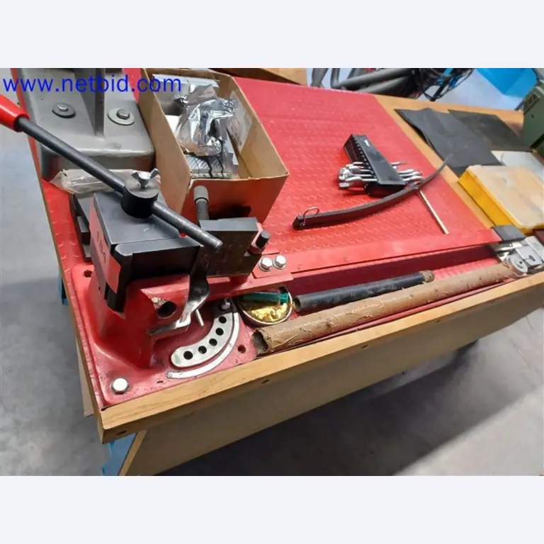 Stroje, systémy, kancelářské vybavení, příslušenství a IT části strojírenské společnosti pro "mikro" CNC stroje, výrobce řídicích prvků a vývojář softwaru.-1