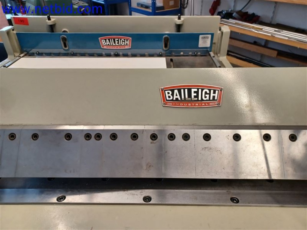 Stroje, systémy, kancelářské vybavení, příslušenství a IT části strojírenské společnosti pro "mikro" CNC stroje, výrobce řídicích prvků a vývojář softwaru.-4