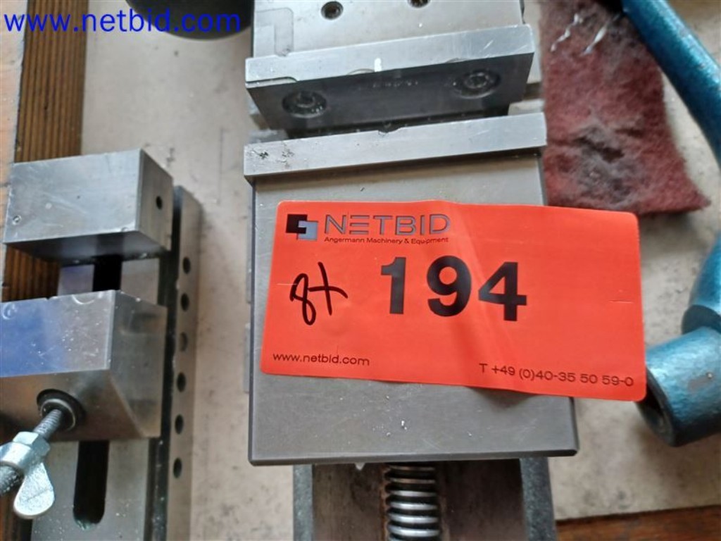 Stroje, systémy, kancelářské vybavení, příslušenství a IT části strojírenské společnosti pro "mikro" CNC stroje, výrobce řídicích prvků a vývojář softwaru.-2