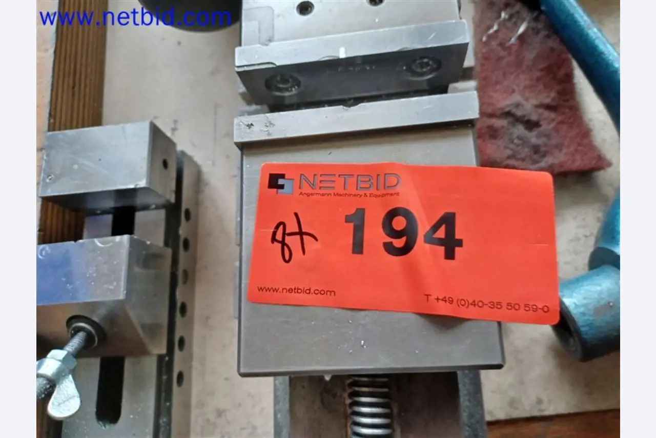 Stroje, systémy, kancelářské vybavení, příslušenství a IT části strojírenské společnosti pro "mikro" CNC stroje, výrobce řídicích prvků a vývojář softwaru.-2