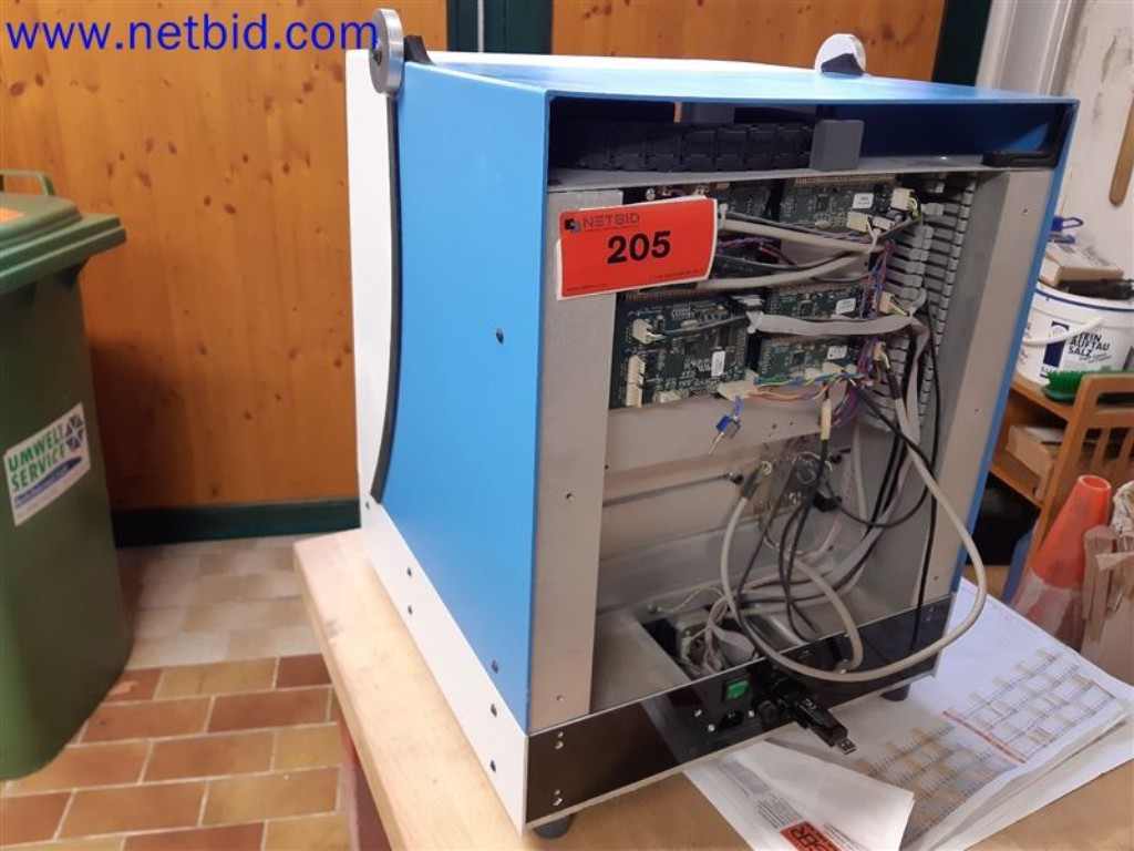 Stroje, systémy, kancelářské vybavení, příslušenství a IT části strojírenské společnosti pro "mikro" CNC stroje, výrobce řídicích prvků a vývojář softwaru.-2