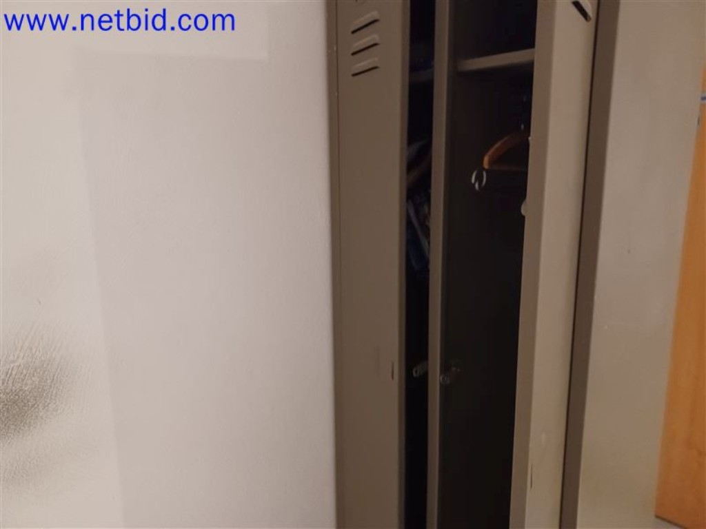 Stroje, systémy, kancelářské vybavení, příslušenství a IT části strojírenské společnosti pro "mikro" CNC stroje, výrobce řídicích prvků a vývojář softwaru.-3