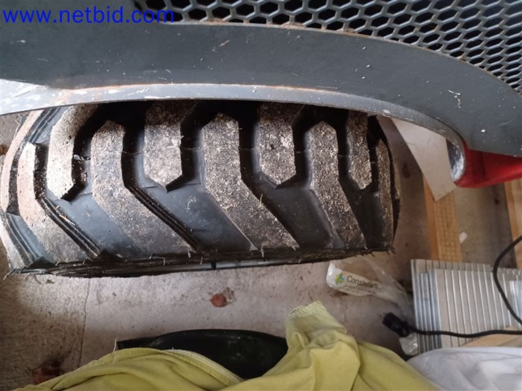 Stroje, systémy, kancelářské vybavení, příslušenství a IT části strojírenské společnosti pro "mikro" CNC stroje, výrobce řídicích prvků a vývojář softwaru.-10