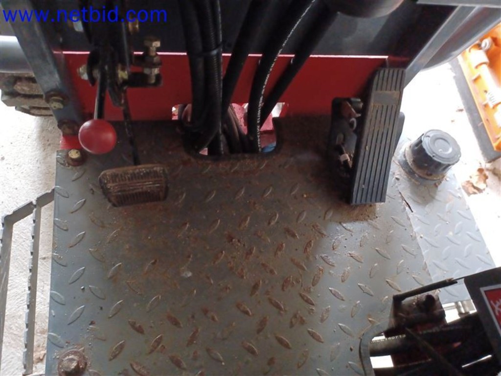 Stroje, systémy, kancelářské vybavení, příslušenství a IT části strojírenské společnosti pro "mikro" CNC stroje, výrobce řídicích prvků a vývojář softwaru.-11