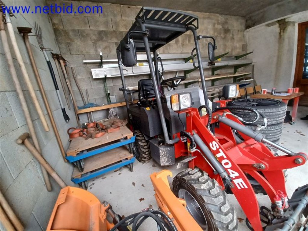 Stroje, systémy, kancelářské vybavení, příslušenství a IT části strojírenské společnosti pro "mikro" CNC stroje, výrobce řídicích prvků a vývojář softwaru.-12