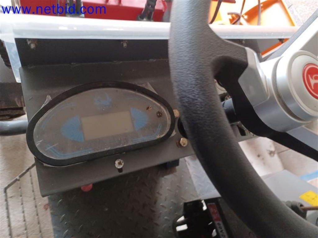 Stroje, systémy, kancelářské vybavení, příslušenství a IT části strojírenské společnosti pro "mikro" CNC stroje, výrobce řídicích prvků a vývojář softwaru.-7