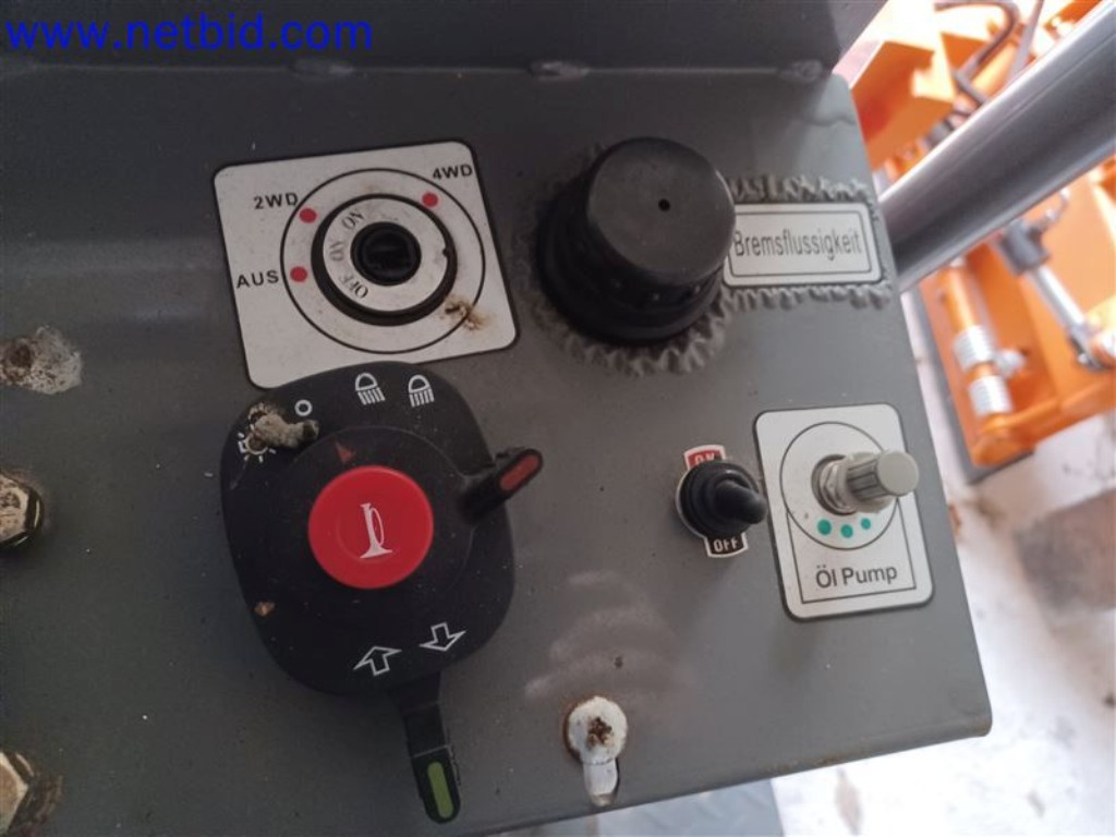 Stroje, systémy, kancelářské vybavení, příslušenství a IT části strojírenské společnosti pro "mikro" CNC stroje, výrobce řídicích prvků a vývojář softwaru.-8