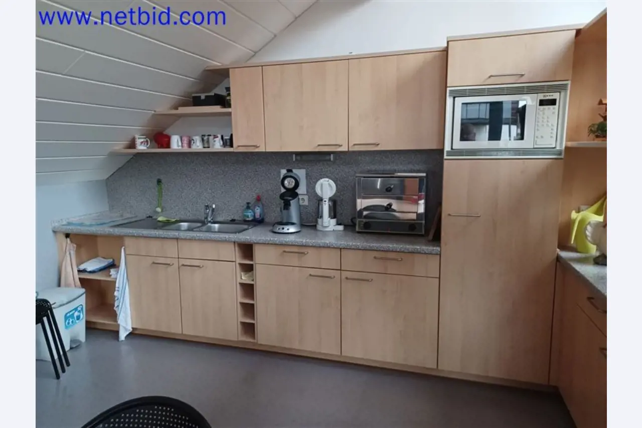 Maschinen, Anlagen, Büroeinrichtung, Zubehör und IT-Teile eines Maschinenbauers für „Kleinst“-CNC-Maschinen, Hersteller von Steuerelementen und Entwicklers von Software-1