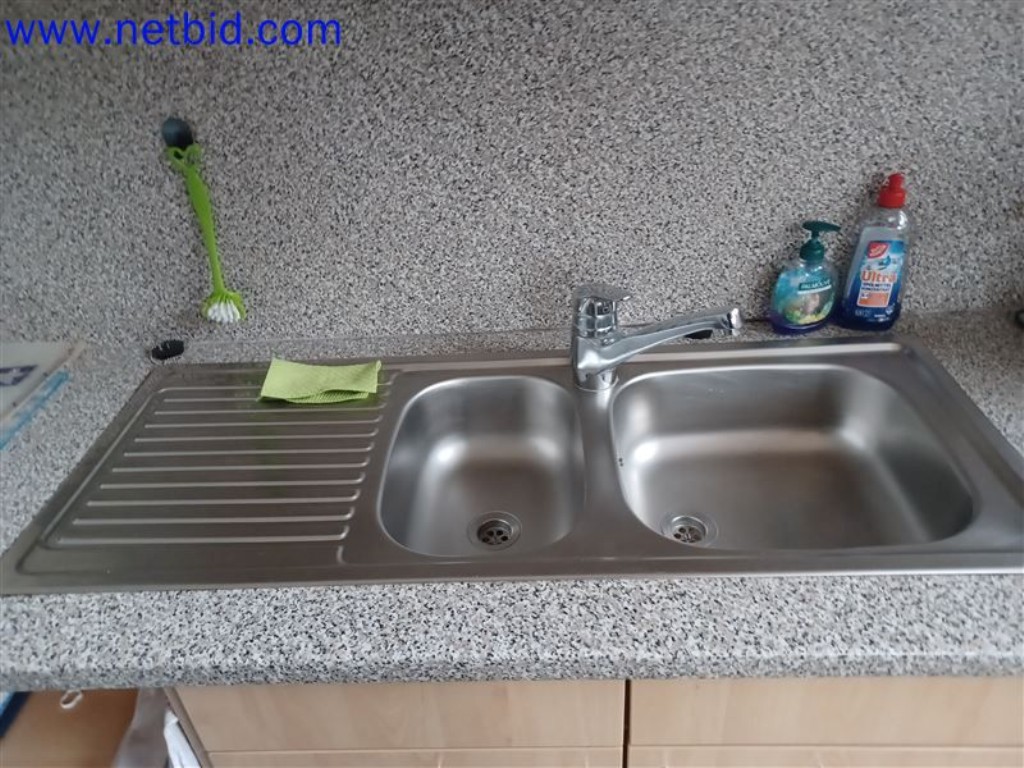 Maschinen, Anlagen, Büroeinrichtung, Zubehör und IT-Teile eines Maschinenbauers für „Kleinst“-CNC-Maschinen, Hersteller von Steuerelementen und Entwicklers von Software-4