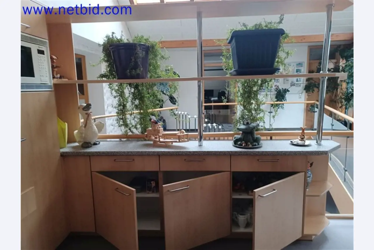 Maschinen, Anlagen, Büroeinrichtung, Zubehör und IT-Teile eines Maschinenbauers für „Kleinst“-CNC-Maschinen, Hersteller von Steuerelementen und Entwicklers von Software-7