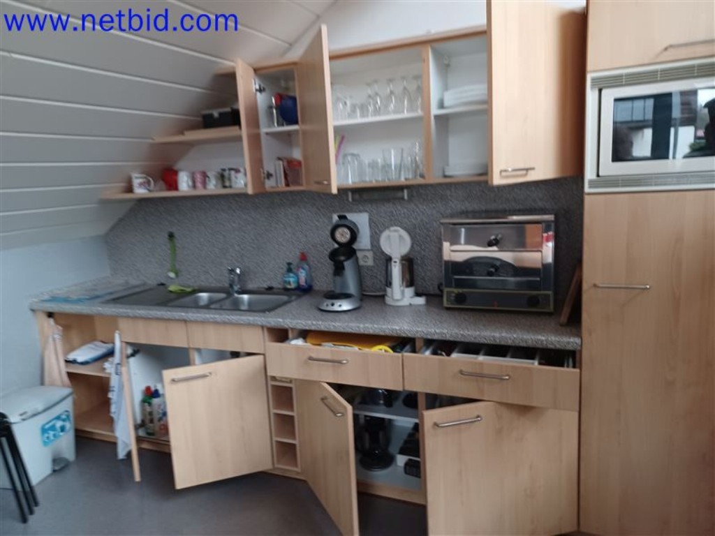 Maschinen, Anlagen, Büroeinrichtung, Zubehör und IT-Teile eines Maschinenbauers für „Kleinst“-CNC-Maschinen, Hersteller von Steuerelementen und Entwicklers von Software-8