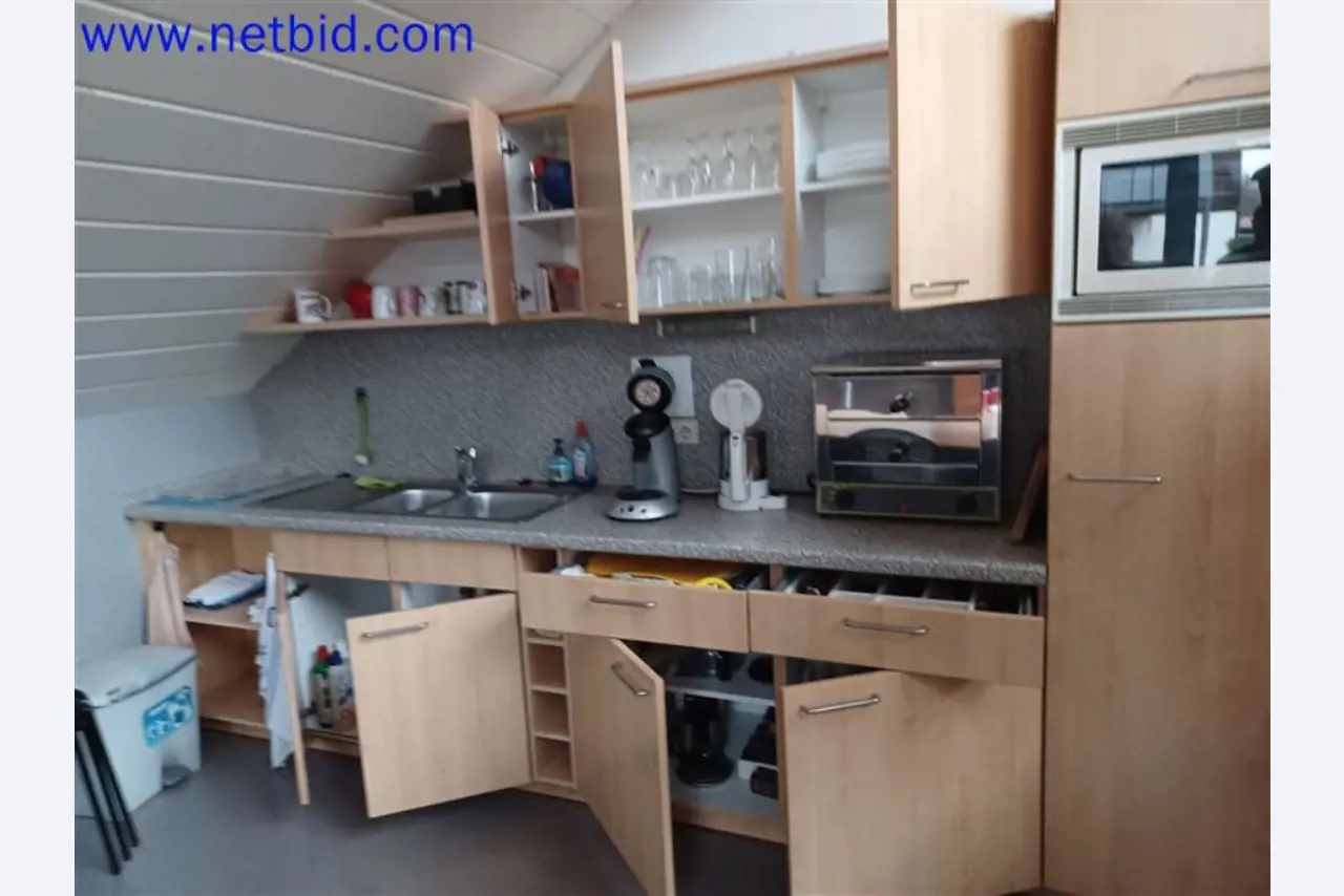 Maschinen, Anlagen, Büroeinrichtung, Zubehör und IT-Teile eines Maschinenbauers für „Kleinst“-CNC-Maschinen, Hersteller von Steuerelementen und Entwicklers von Software-8