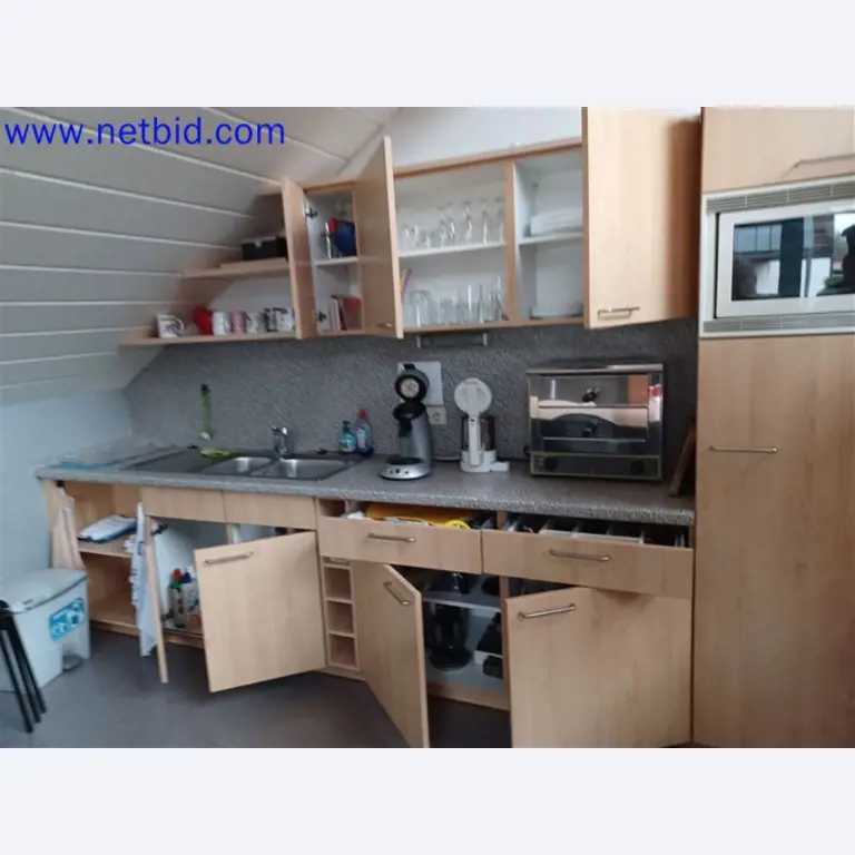 Maschinen, Anlagen, Büroeinrichtung, Zubehör und IT-Teile eines Maschinenbauers für „Kleinst“-CNC-Maschinen, Hersteller von Steuerelementen und Entwicklers von Software-8