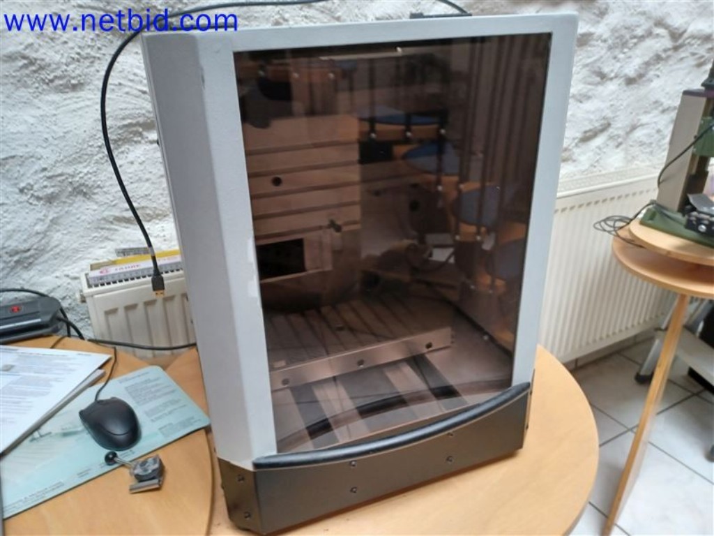 Stroje, systémy, kancelářské vybavení, příslušenství a IT části strojírenské společnosti pro "mikro" CNC stroje, výrobce řídicích prvků a vývojář softwaru.-1