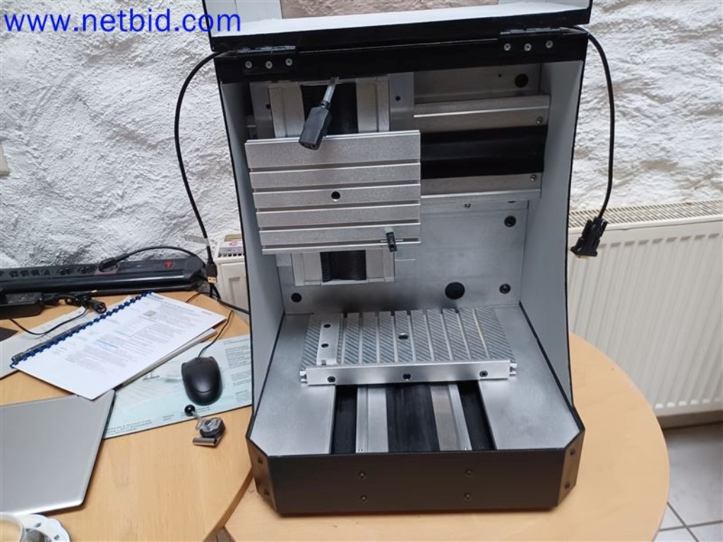 Stroje, systémy, kancelářské vybavení, příslušenství a IT části strojírenské společnosti pro "mikro" CNC stroje, výrobce řídicích prvků a vývojář softwaru.-3