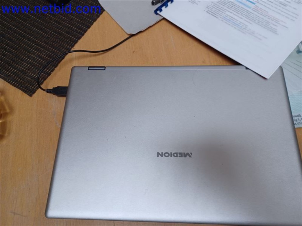 Stroje, systémy, kancelářské vybavení, příslušenství a IT části strojírenské společnosti pro "mikro" CNC stroje, výrobce řídicích prvků a vývojář softwaru.-4