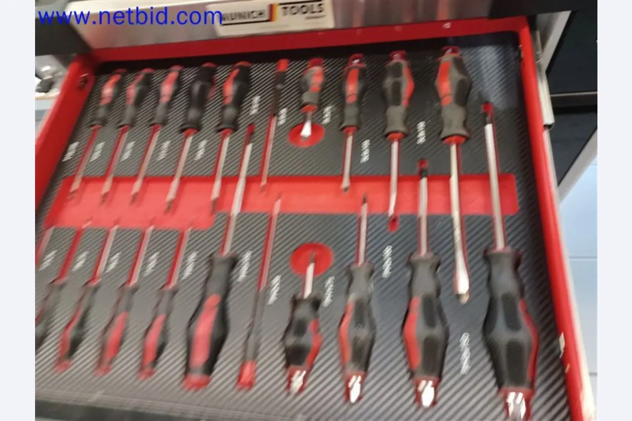 Machines, systemen, kantooruitrusting, accessoires en IT-onderdelen van een machinebouwbedrijf voor "micro" CNC-machines, fabrikant van besturingselementen en softwareontwikkelaar-4