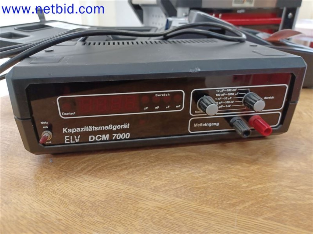 Stroje, systémy, kancelářské vybavení, příslušenství a IT části strojírenské společnosti pro "mikro" CNC stroje, výrobce řídicích prvků a vývojář softwaru.-1