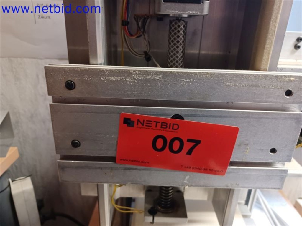 Stroje, systémy, kancelářské vybavení, příslušenství a IT části strojírenské společnosti pro "mikro" CNC stroje, výrobce řídicích prvků a vývojář softwaru.-2