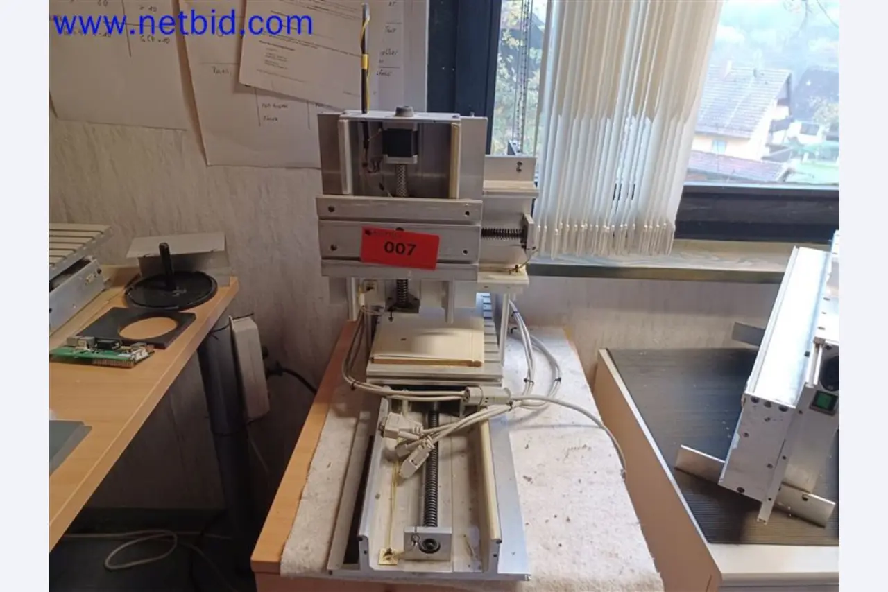 Stroje, systémy, kancelářské vybavení, příslušenství a IT části strojírenské společnosti pro "mikro" CNC stroje, výrobce řídicích prvků a vývojář softwaru.-1