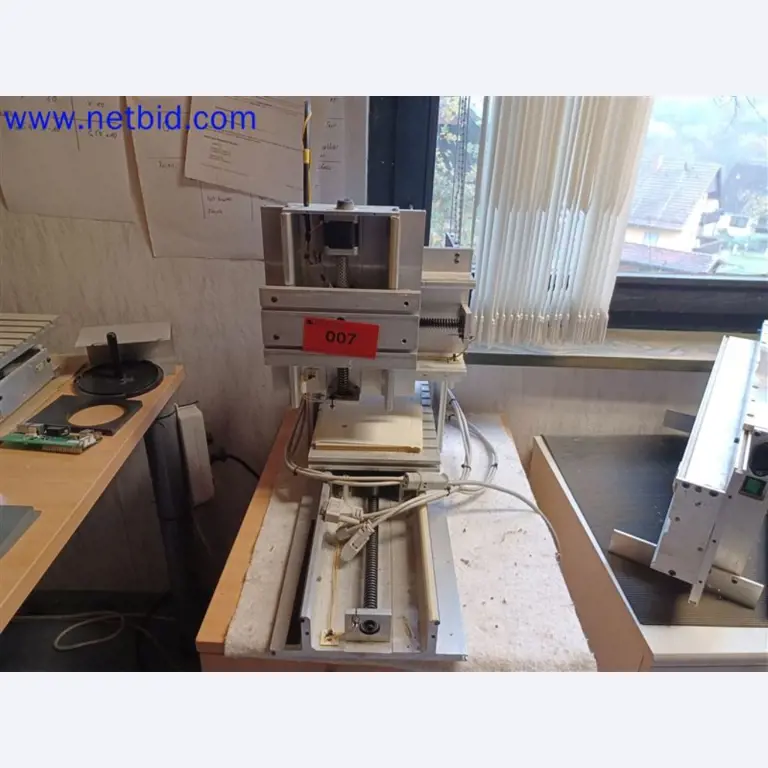 Stroje, systémy, kancelářské vybavení, příslušenství a IT části strojírenské společnosti pro "mikro" CNC stroje, výrobce řídicích prvků a vývojář softwaru.-1