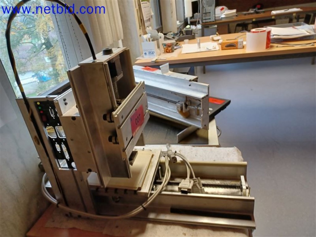 Stroje, systémy, kancelářské vybavení, příslušenství a IT části strojírenské společnosti pro "mikro" CNC stroje, výrobce řídicích prvků a vývojář softwaru.-3