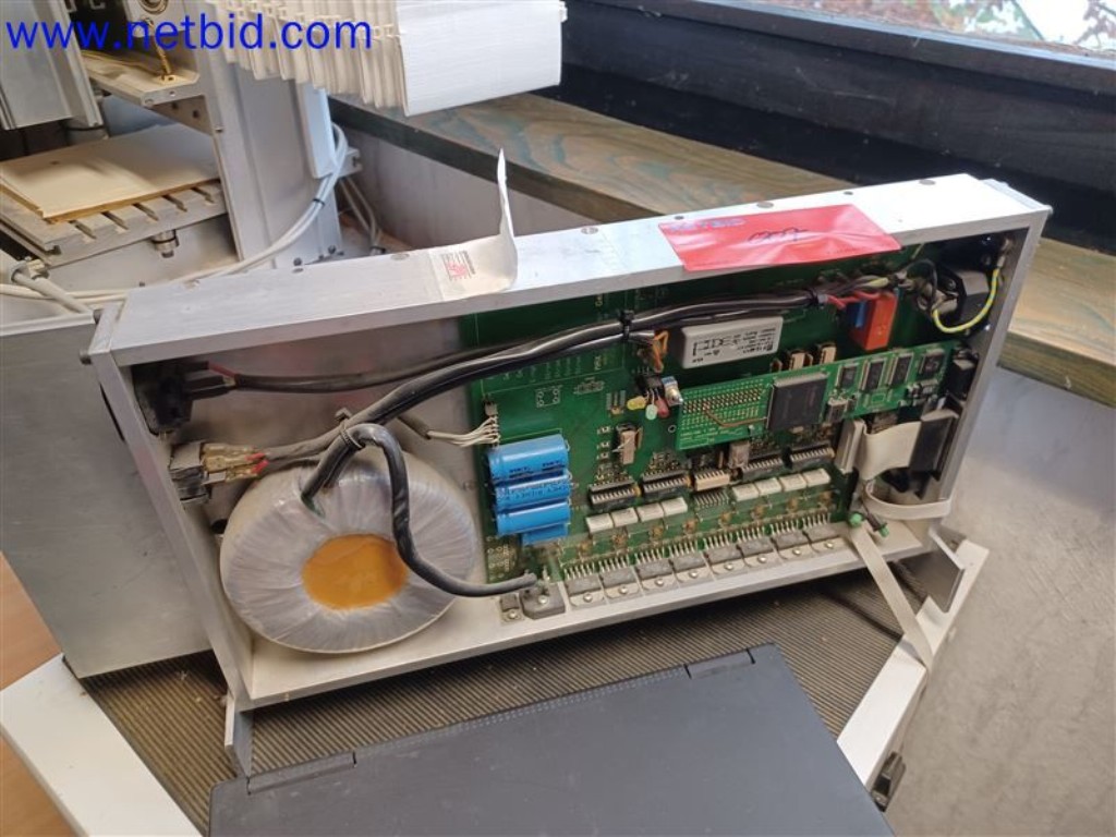 Stroje, systémy, kancelářské vybavení, příslušenství a IT části strojírenské společnosti pro "mikro" CNC stroje, výrobce řídicích prvků a vývojář softwaru.-4